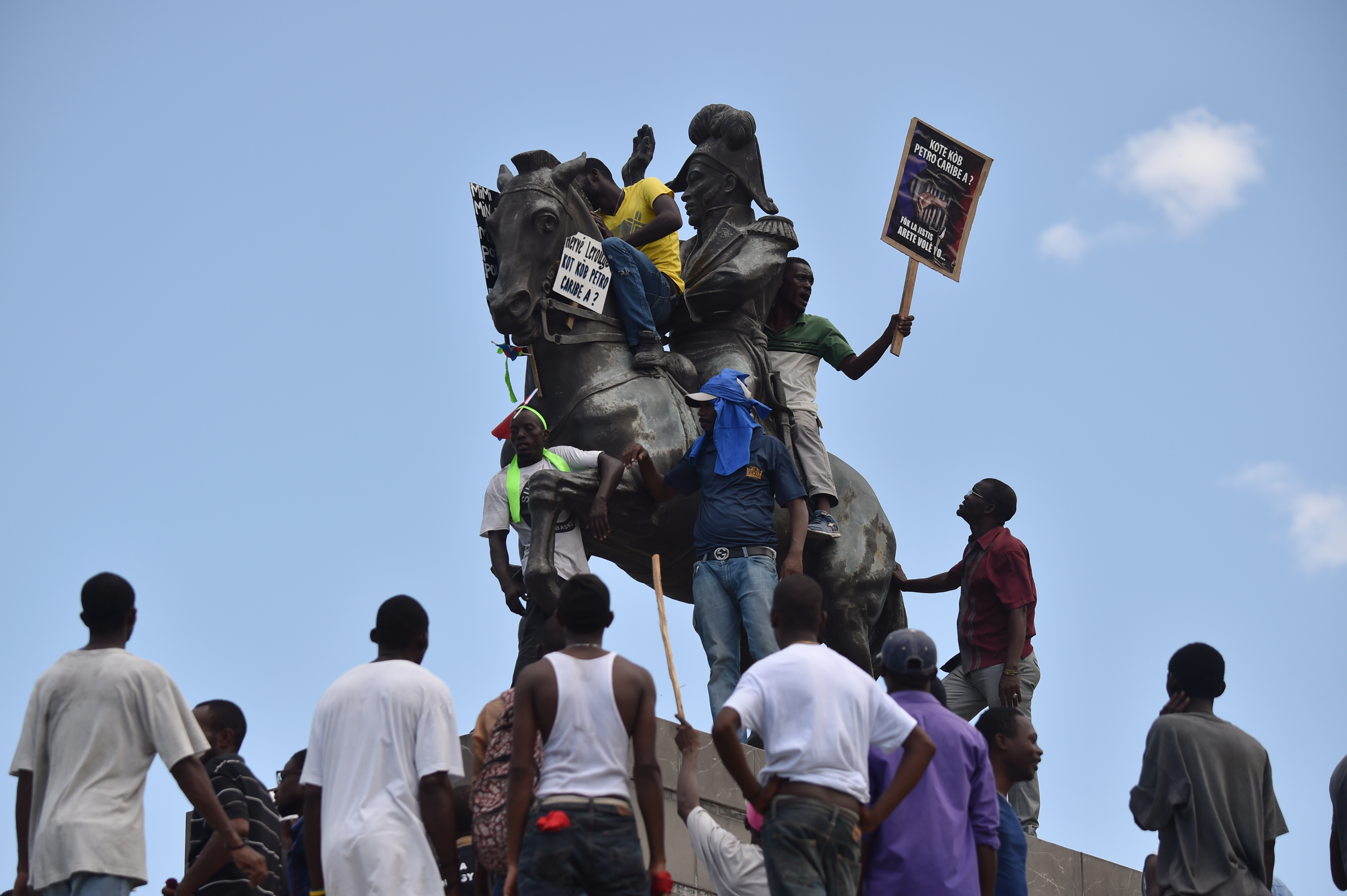 Miles de haitianos protestan para denunciar la corrupción con fondos de Petrocaribe (Video y Fotos)