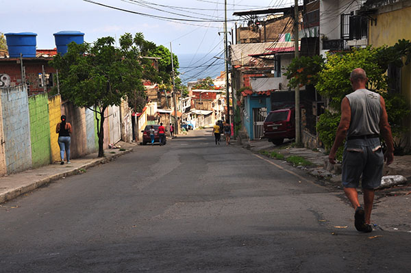 Roban a pasajeros que caminan por falta de transporte en Vargas