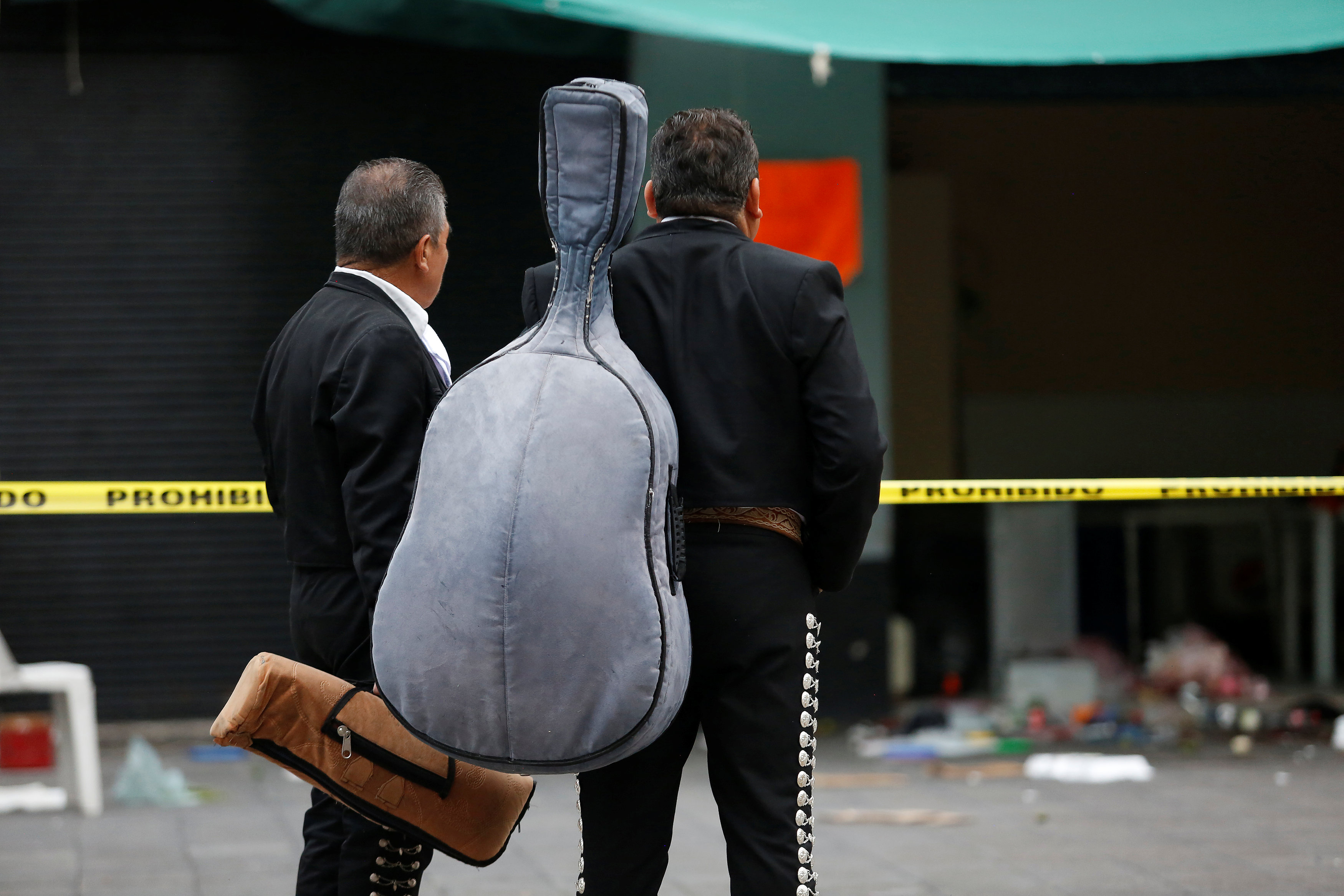 Cinco muertos y ocho heridos tras una balacera en plaza turística de la Ciudad de México