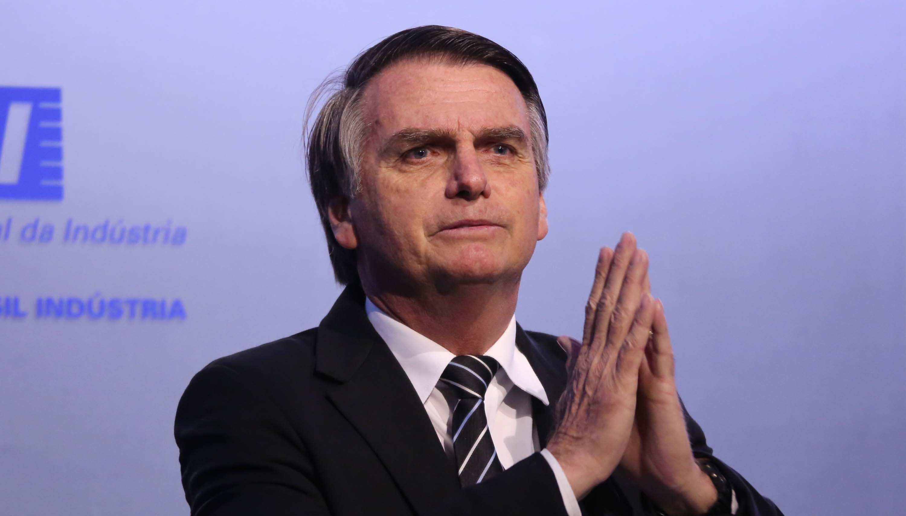 Llevan a candidato Bolsonaro a cuidados intensivos tras cirugía por ataque