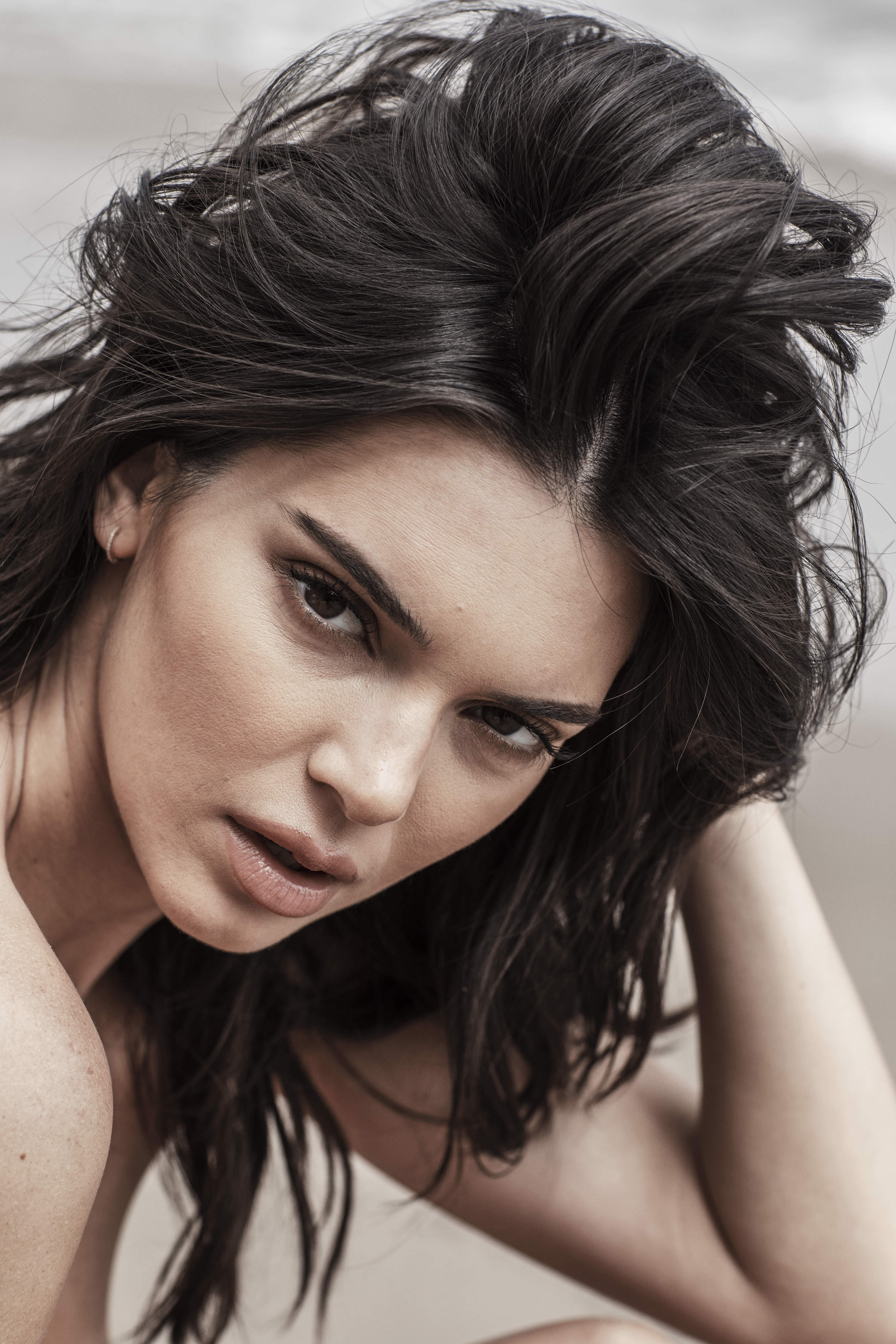 Kendall Jenner, completamente desnuda, corriendo por la playa (FOTOS)