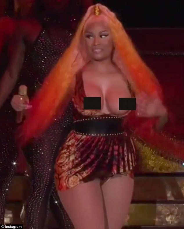 Se le salieron las lolotas a Nicky Minaj en pleno concierto