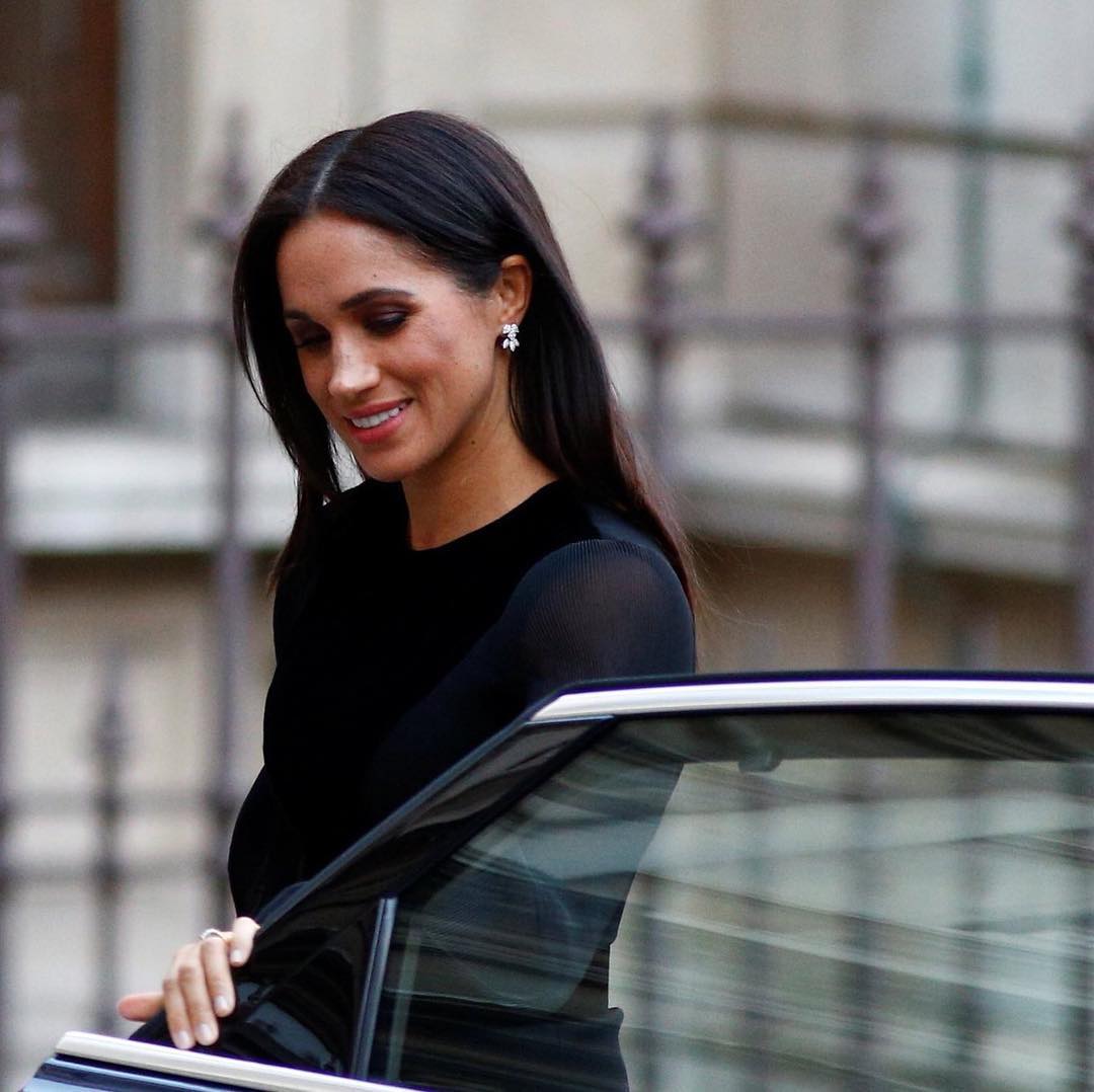 ¡Escándalo real! Sugerente vestido deja ver los pezones de Meghan Markle (Fotos)