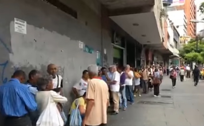 Este martes también se reportaron largas colas de pensionados en las entidades bancarias (video)