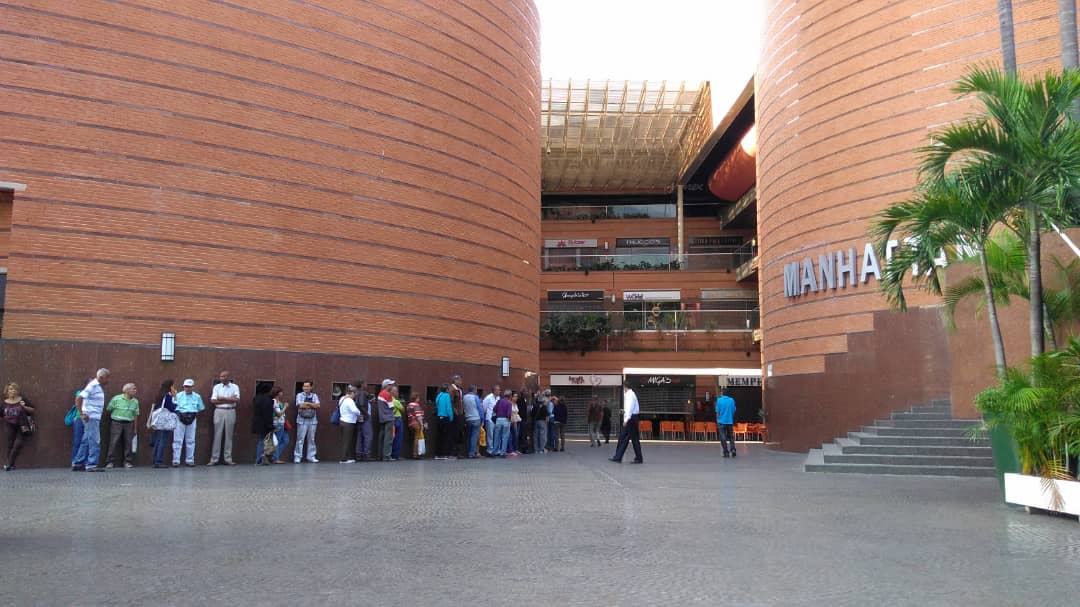 Largas colas de abuelos para cobrar la pensión en Caracas #3Sep (fotos)