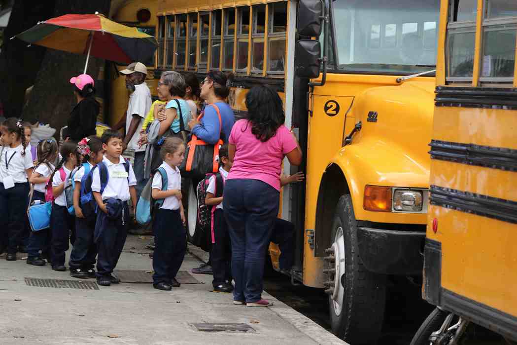 Inician las clases y se agudiza la falta de transporte escolar