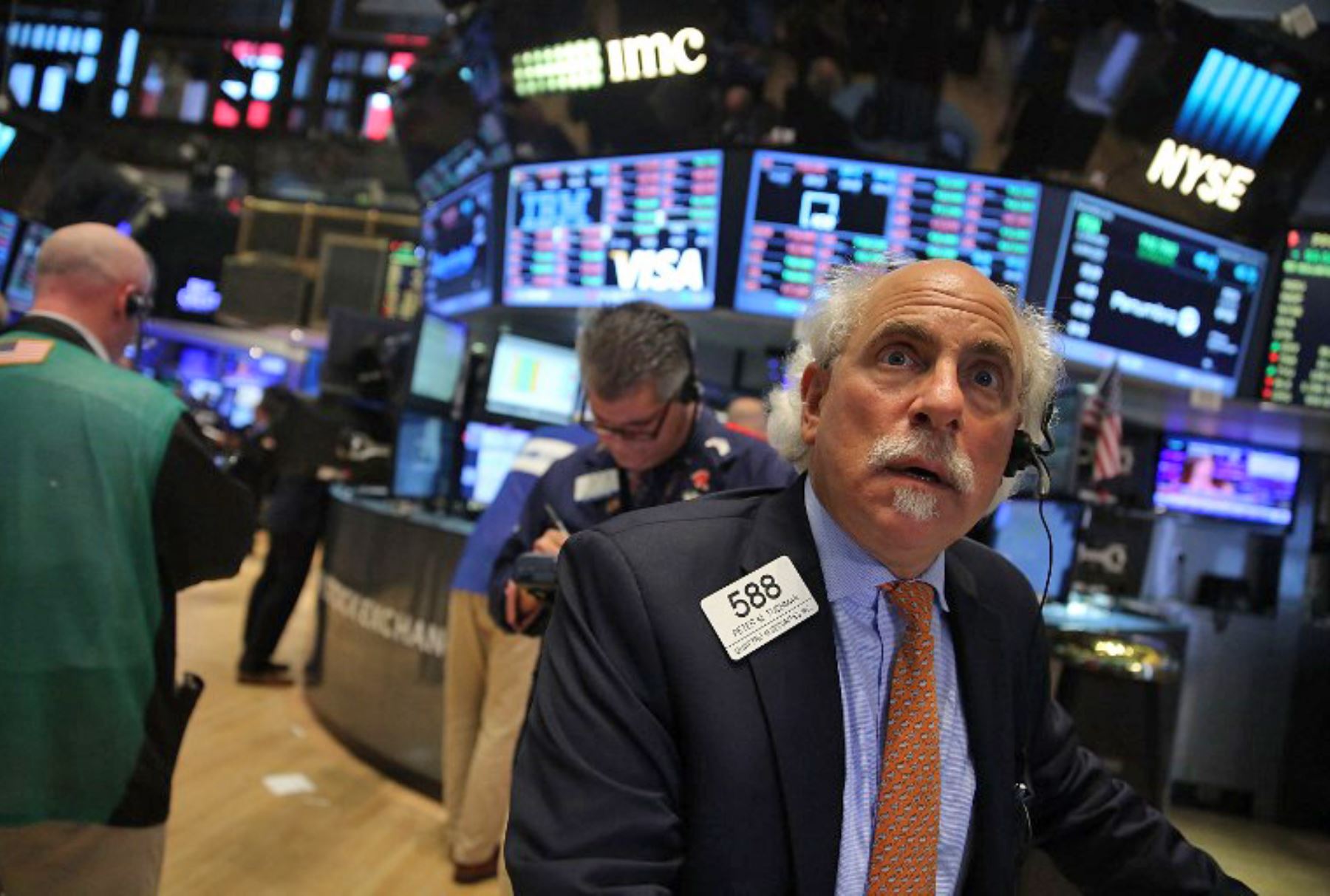 Wall Street terminó a la baja y arrastrada por primer caso de ómicron en EEUU