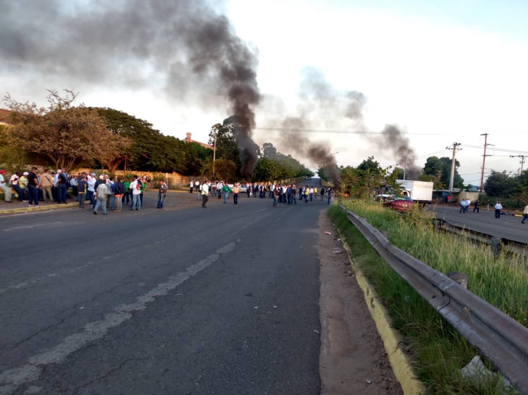 Trabajadores de las empresas básicas trancan vías a Puerto Ordaz por quinto día consecutivo #5Oct