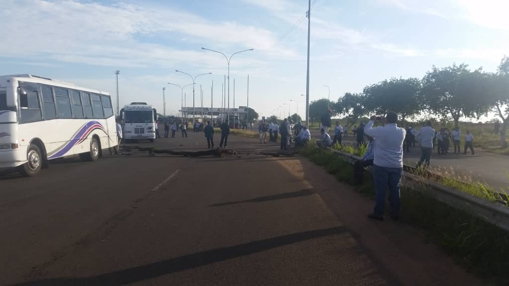 GNB cerró el peaje Puerto Ordaz- Ciudad Bolívar por protesta de sidoristas #8Oct (fotos)