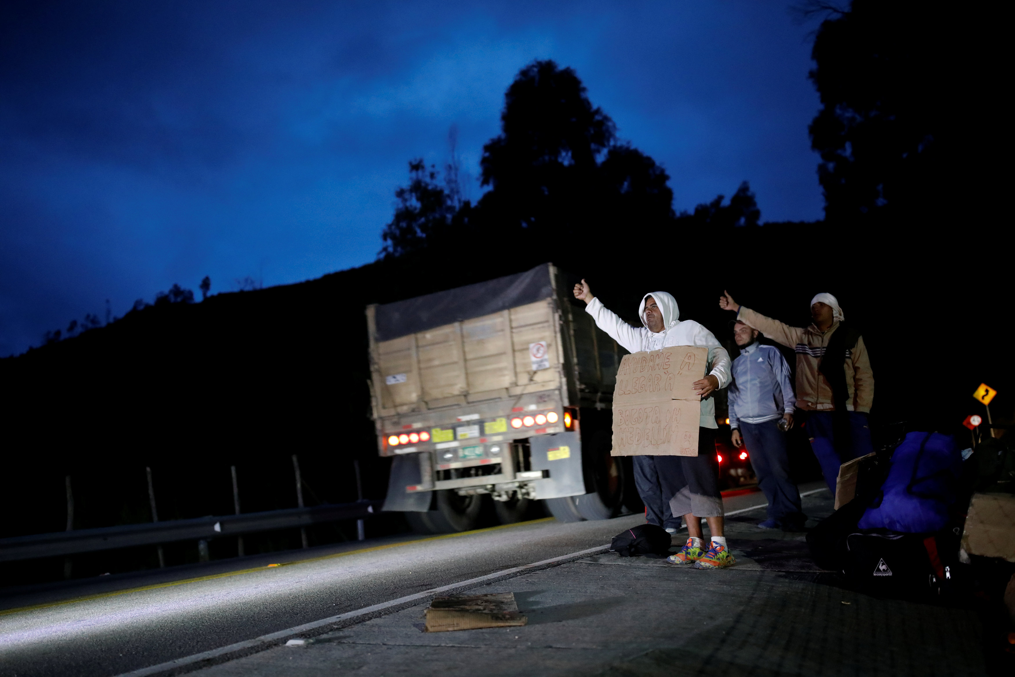 Colapsados los refugios humanitarios para caminantes venezolanos en Pamplona