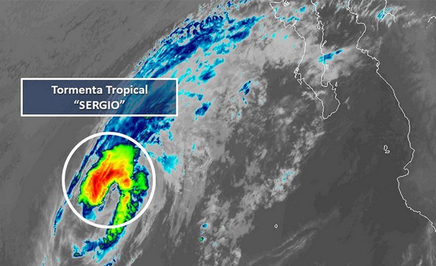 Tormenta Sergio cruza Península de Baja California en el noroeste de México