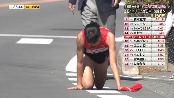 ¡Grande! Atleta japonesa se fracturó la pierna en plena maratón pero culminó la carrera a gatas (Video)