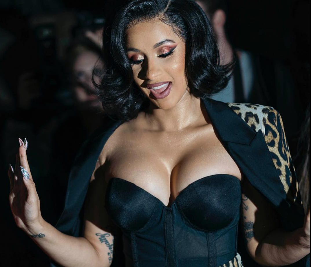 A Cardi B se le rompió el traje a mitad de concierto y lo mostró todo (VIDEO)