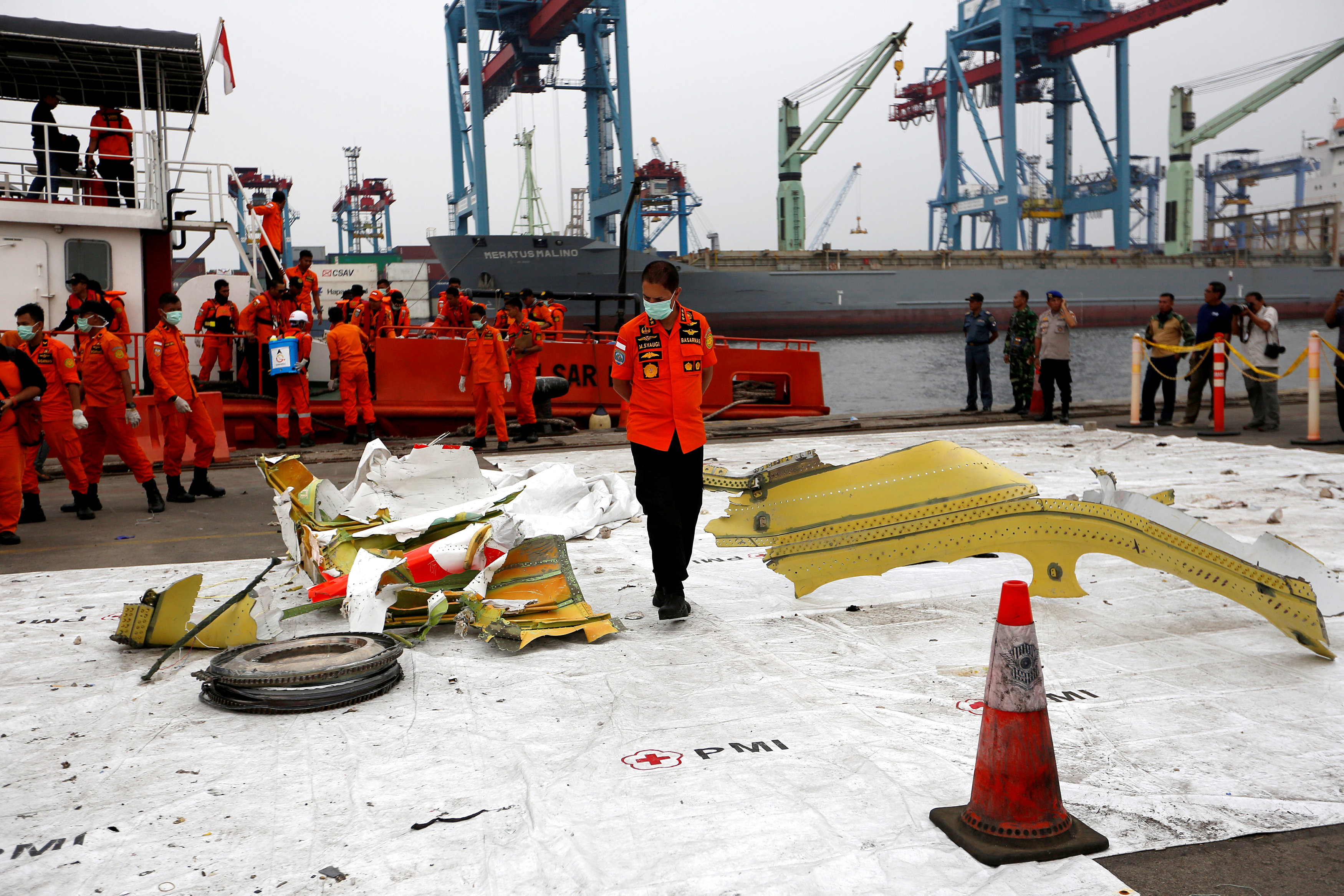 Muere uno de lo buzos que busca el avión Lion Air que se estrelló en el mar de Java