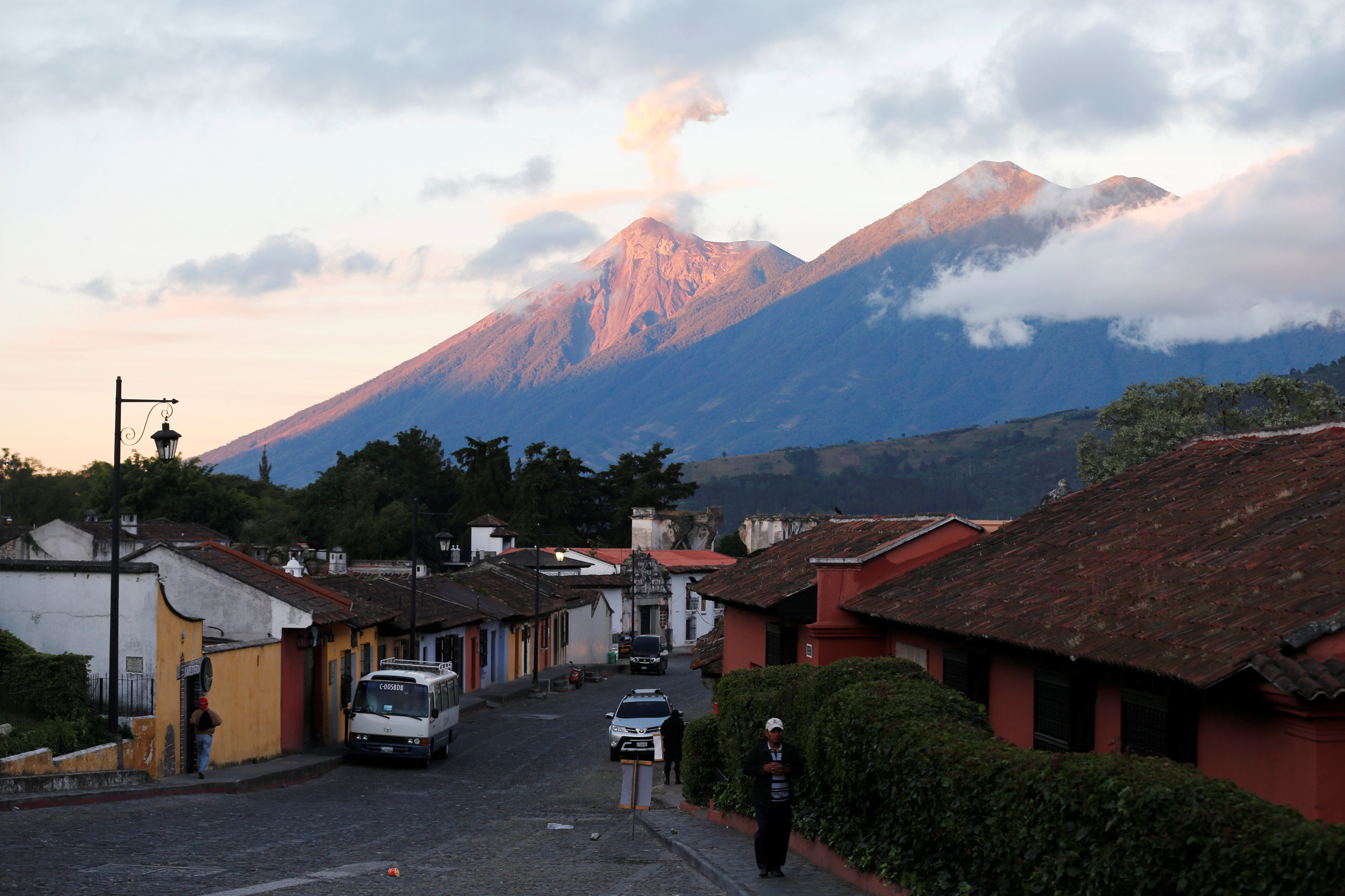 Alerta roja y cientos de evacuados por la erupción del Volcán de Fuego en Guatemala