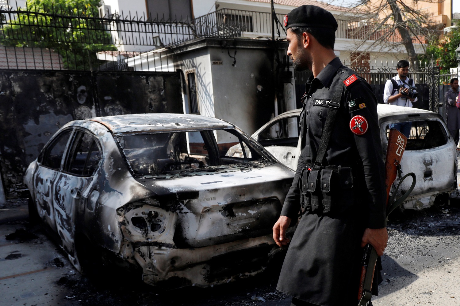 Atentados en un bazar y un consulado chino dejan 38 muertos en Pakistán (Fotos)