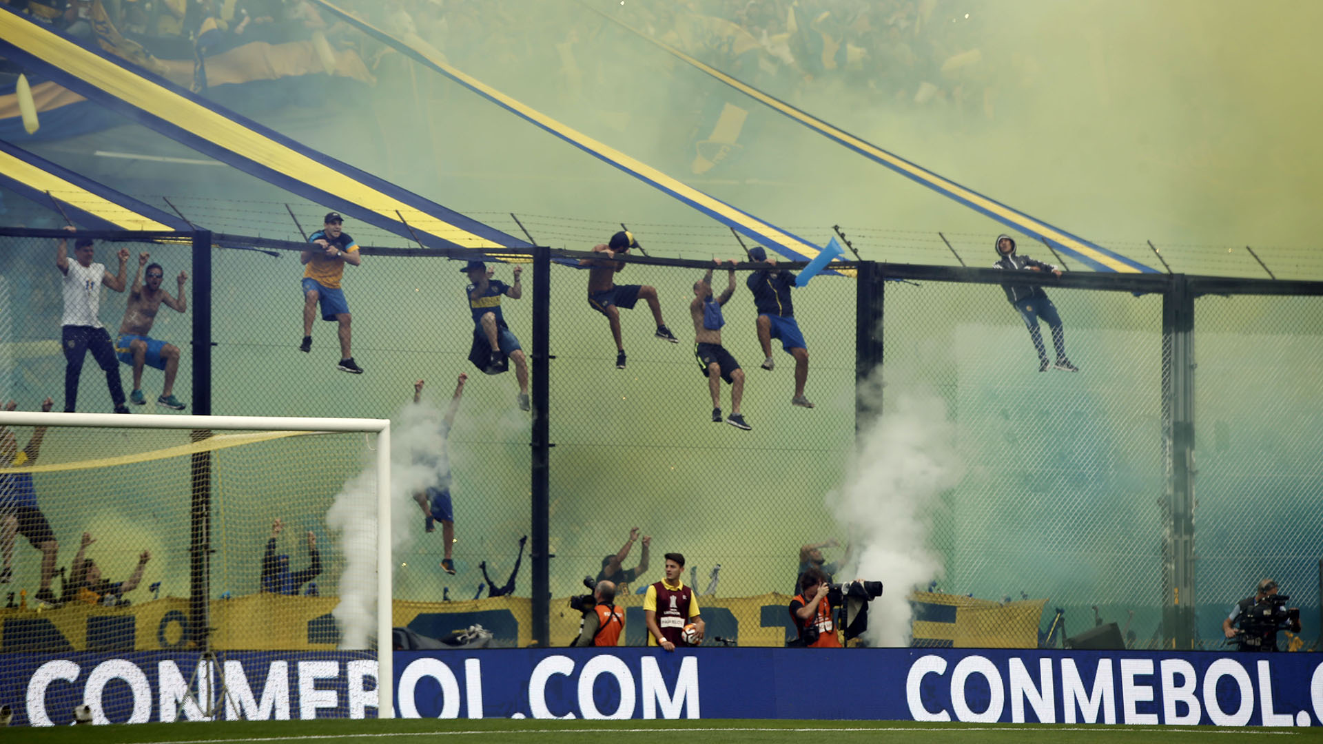 Por violentos: Prohíben la entrada a más de 400 hinchas a estadios de fútbol en Argentina