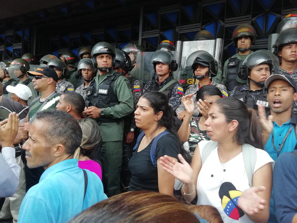 Educadores rompen el cerco de seguridad en el Ministerio de Educación (Video)