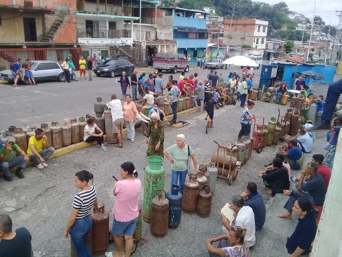 Largas colas en Valera para comprar bombonas de gas doméstico #10Nov