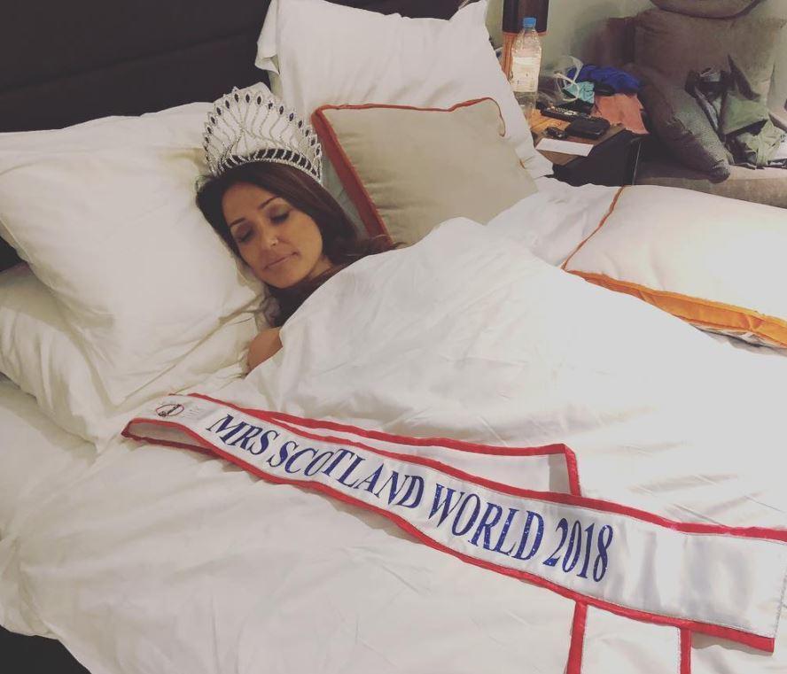 Le quitaron la corona de Miss por su sexy pasado topless (+FOTOS)