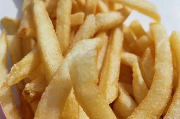 ¡Insólito! Apuñaló a su novio porque se comió sus papas fritas