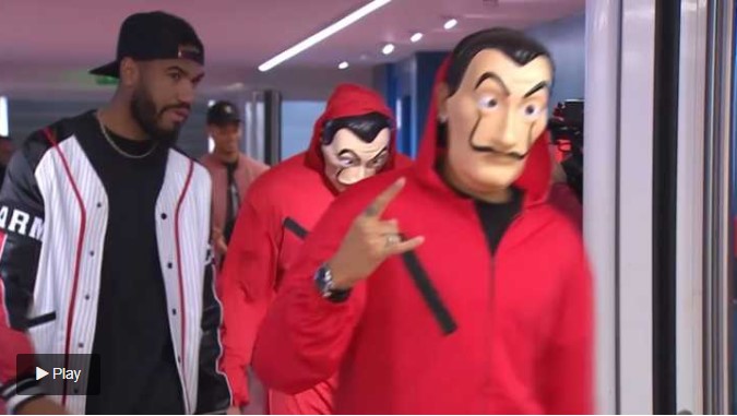 Neymar y Mbappé llegaron disfrazados de “La Casa de Papel” a su partido con el PSG (Video)