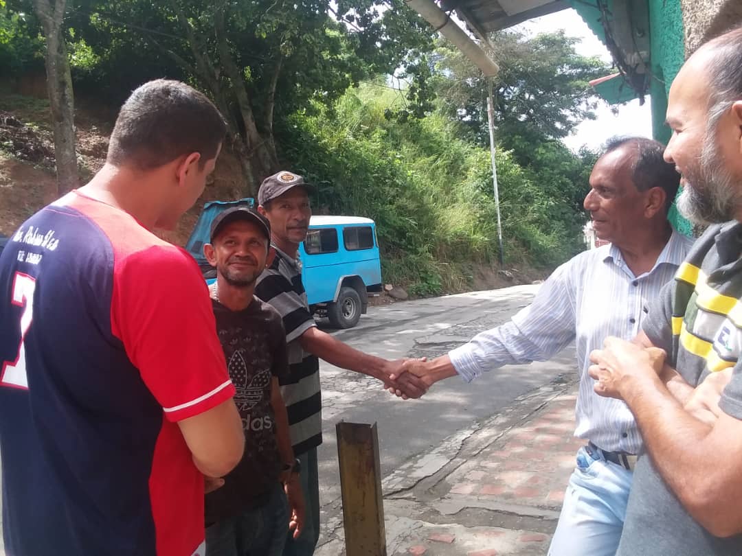 Vecinos de La Vega deben caminar hasta dos horas para llegar a sus casas (video)