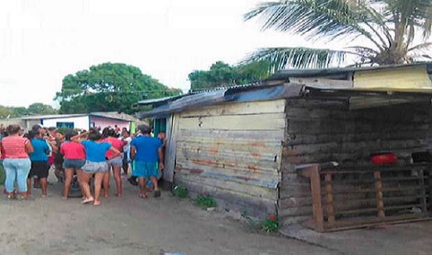 Se ahorcó luego de asesinar a puñaladas asesinó a su esposa y bebé en Bolívar