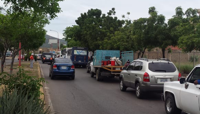 Colas por gasolina se mantienen en Coro este #3Nov