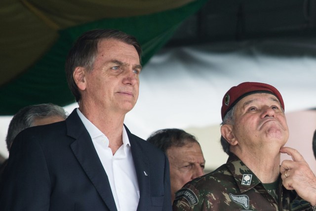 El presidente electo de Brasil, Jair Bolsonaro (L), hace un gesto al ministro de la Corte Superior Militar de Brasil (STM), general Luis Carlos Gomes Mattos, durante la ceremonia de graduación de nuevos paracaidistas en el Batallón de Infantería de Paracaídas Vila Militar, en Río de Janeiro. Brasil, el 24 de noviembre de 2018. Fernando Souza / AFP