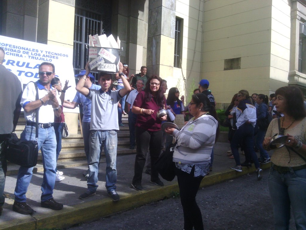 Profesionales y técnicos de la ULA en Mérida salen a las calles con sus ollas vacías #28Nov (FOTOS)