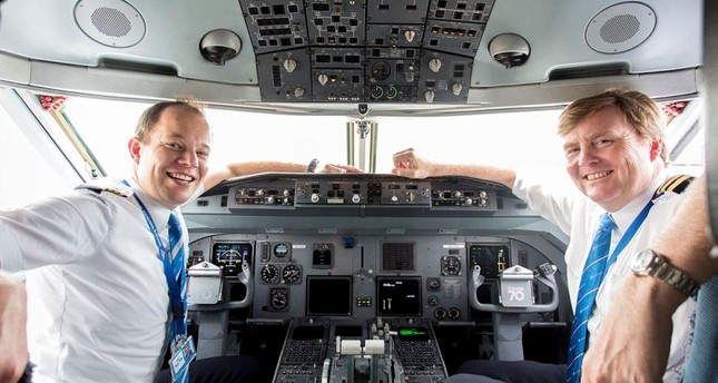 Pasajeros de un avión quedaron con la boca abierta al ver que su copiloto era… ¡el Rey de Holanda!