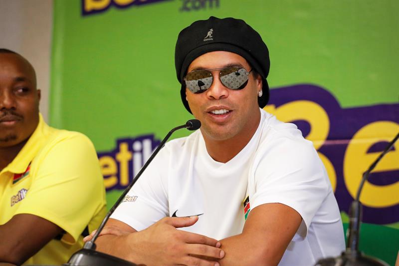 Ronaldinho visita Kenia a pesar de una orden de aprehensión de su pasaporte