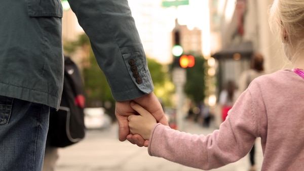 Estos padres crearon un ingenioso método que protegió a su pequeña de ser raptada por un desconocido