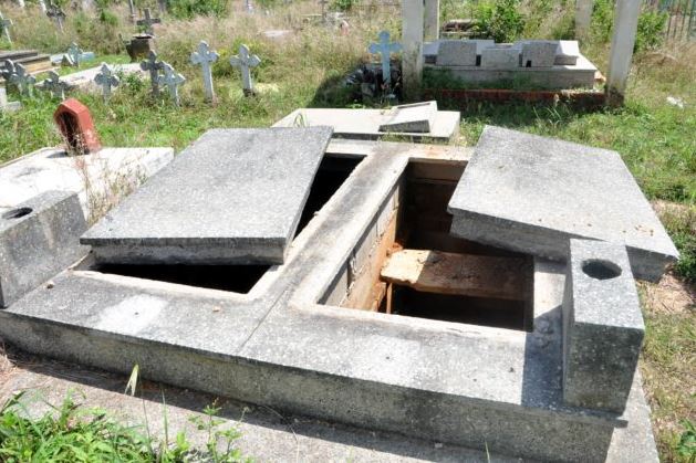 Brujos cortan las cabezas de los difuntos en el cementerio de Valencia (Fotos)