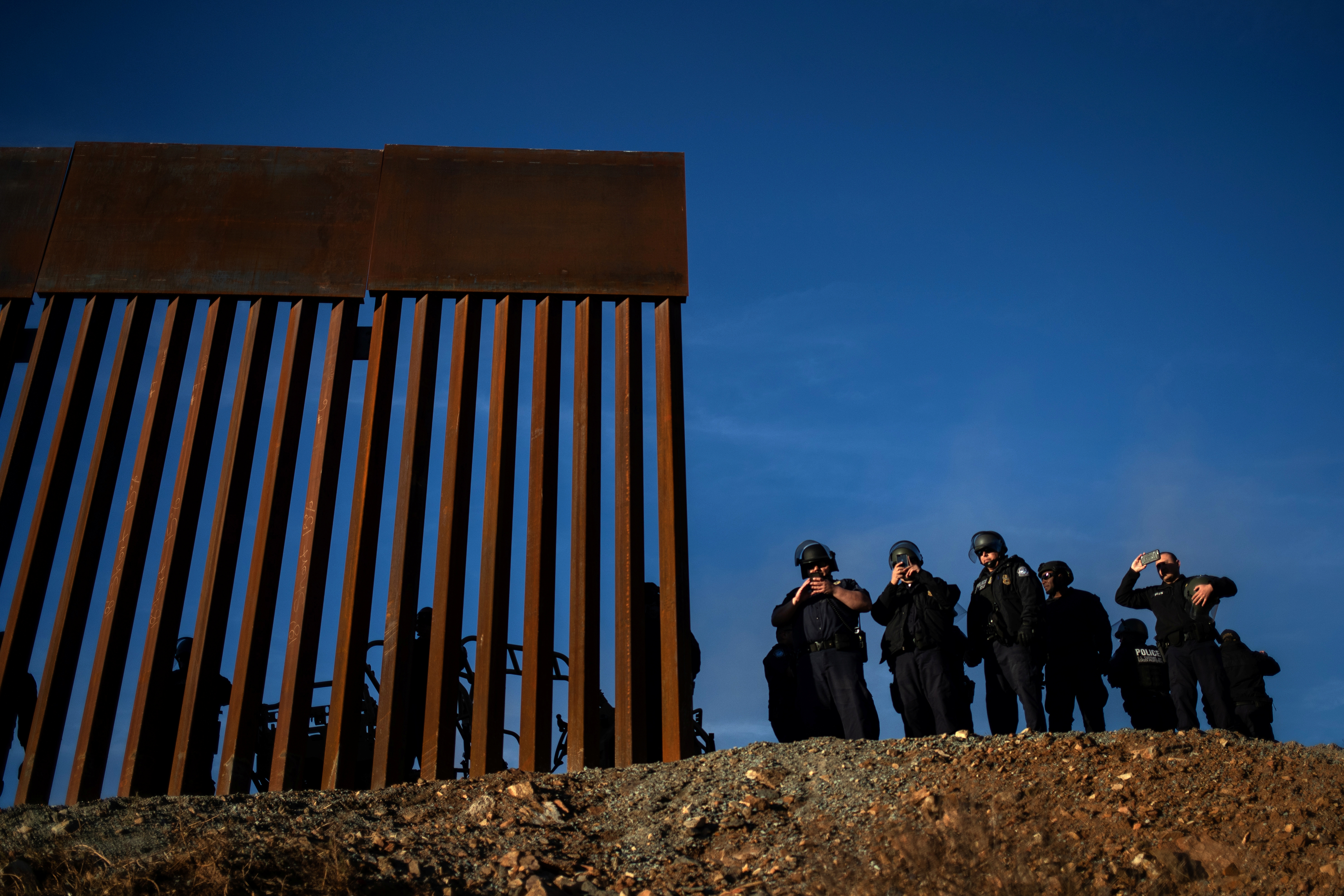 Trump dice que los hispanos son los que más quieren el muro con México