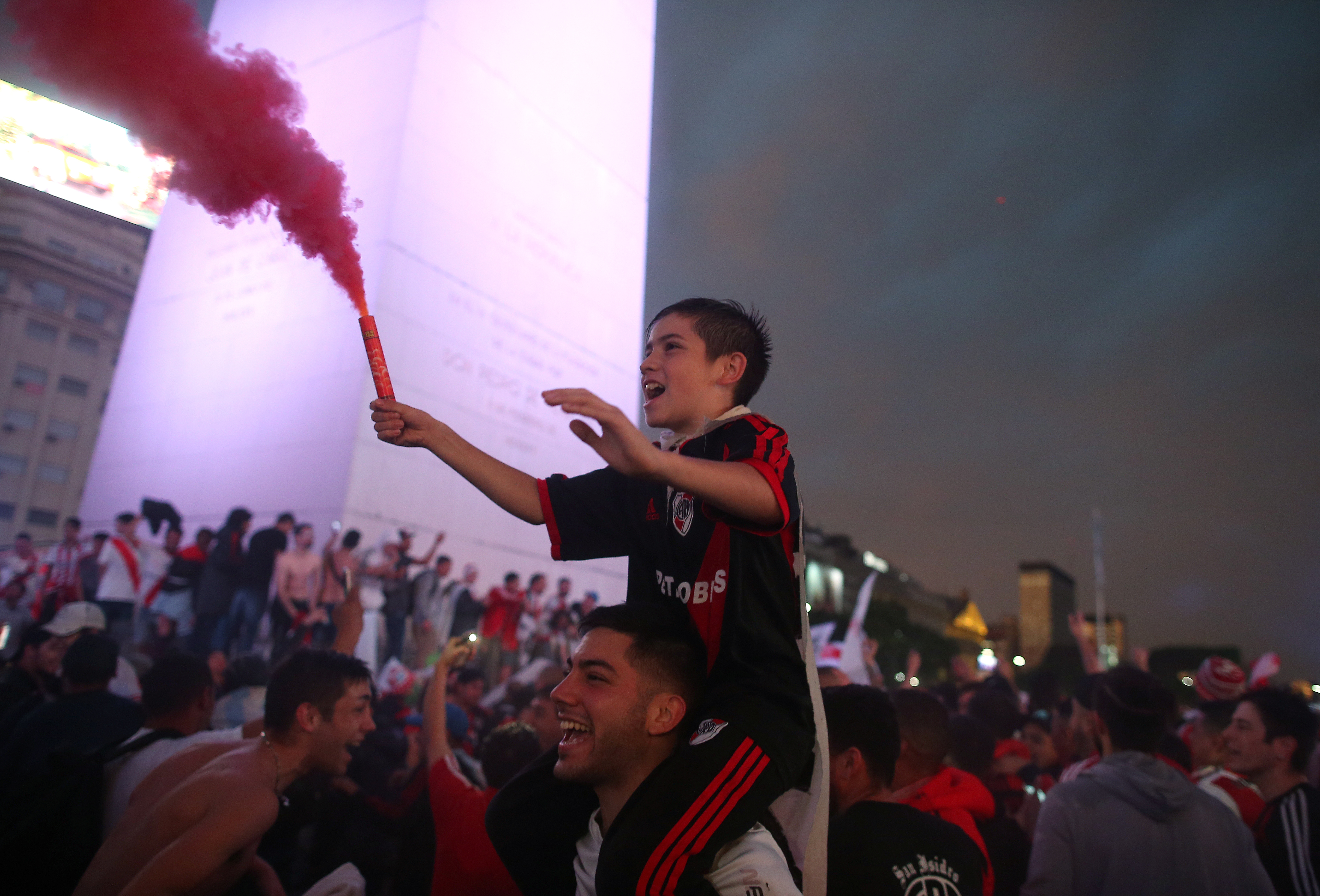 Hinchas de River celebran conquista de Libertadores con incidentes en la capital