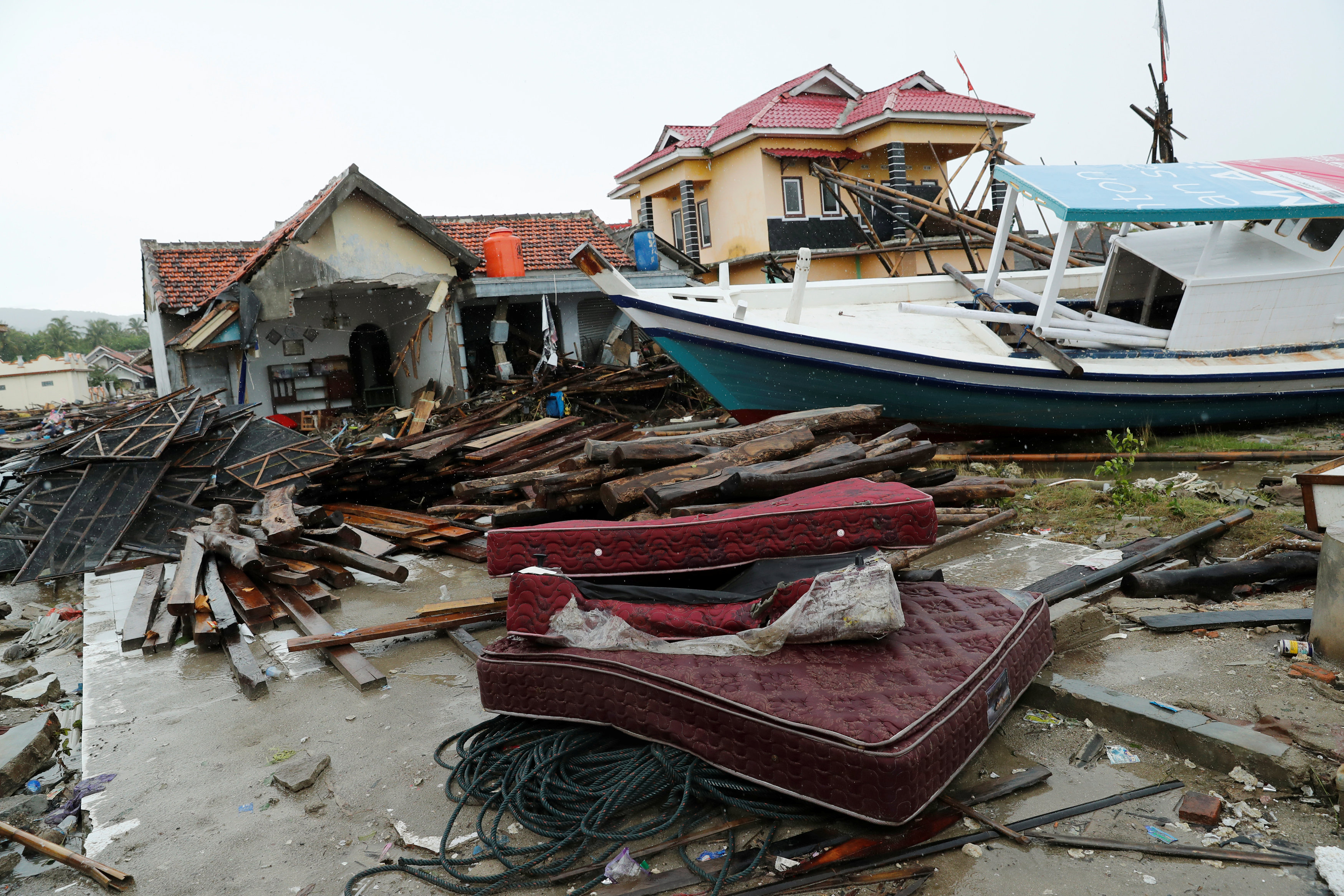 Sube a 437 los muertos y baja a 33.700 los afectados por tsunami en Indonesia