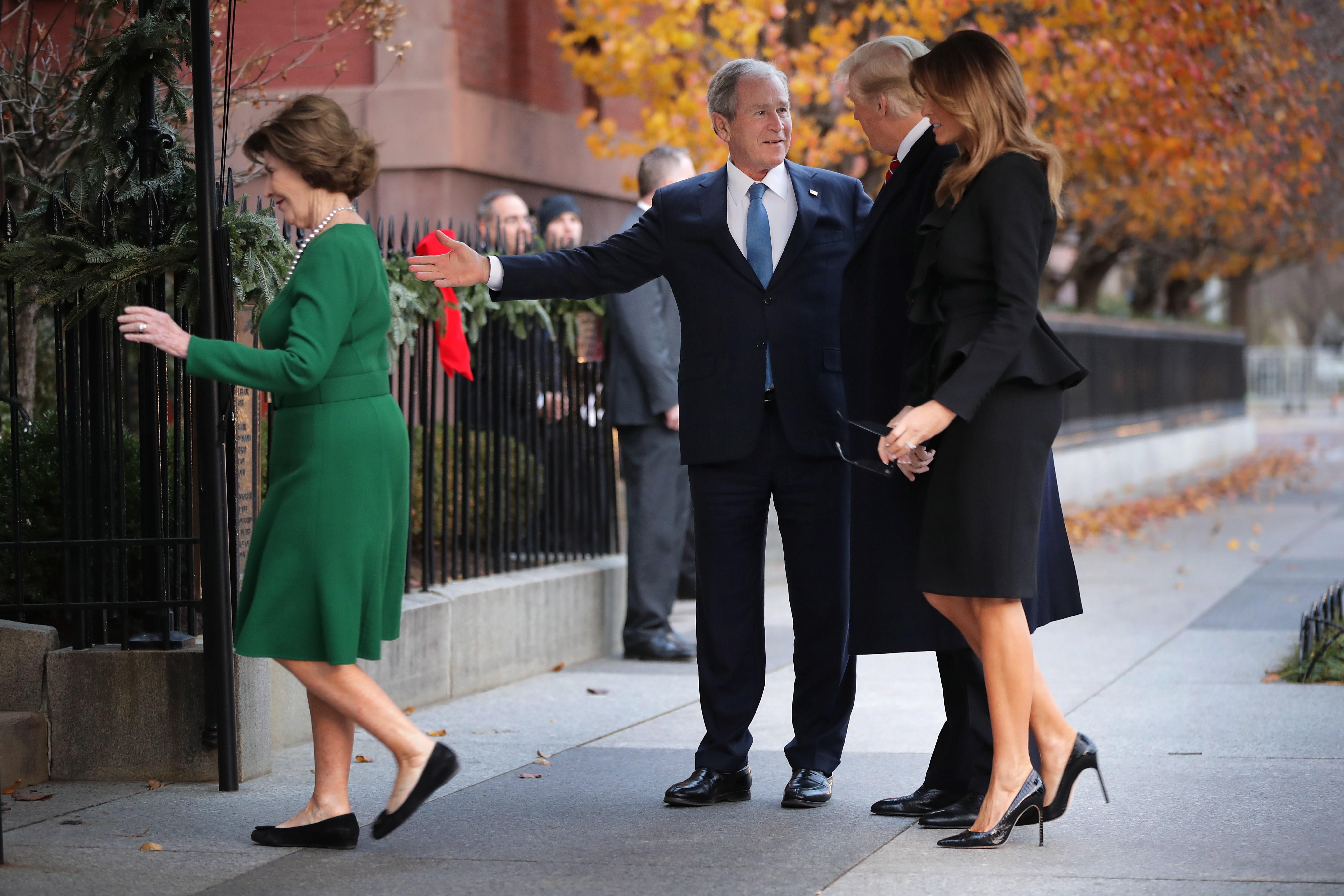 Trump se reúne con George W. Bush en vísperas del funeral de su padre (Fotos)