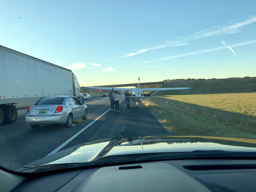 ¡De Terror! Una avioneta aterriza de emergencia en una autopista en EEUU (VIDEO)