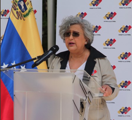 Tibisay Lucena acompaña elecciones en Sudáfrica usurpando funciones de la presidencia del CNE