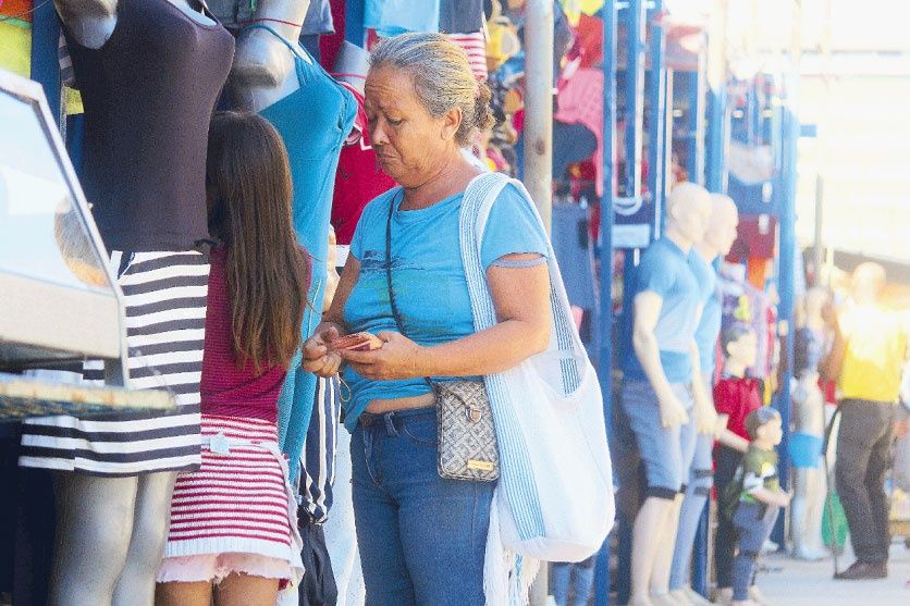 Compraré ropa usada para estrenar… La Feliz Navidad de los venezolanos que viven del mínimo