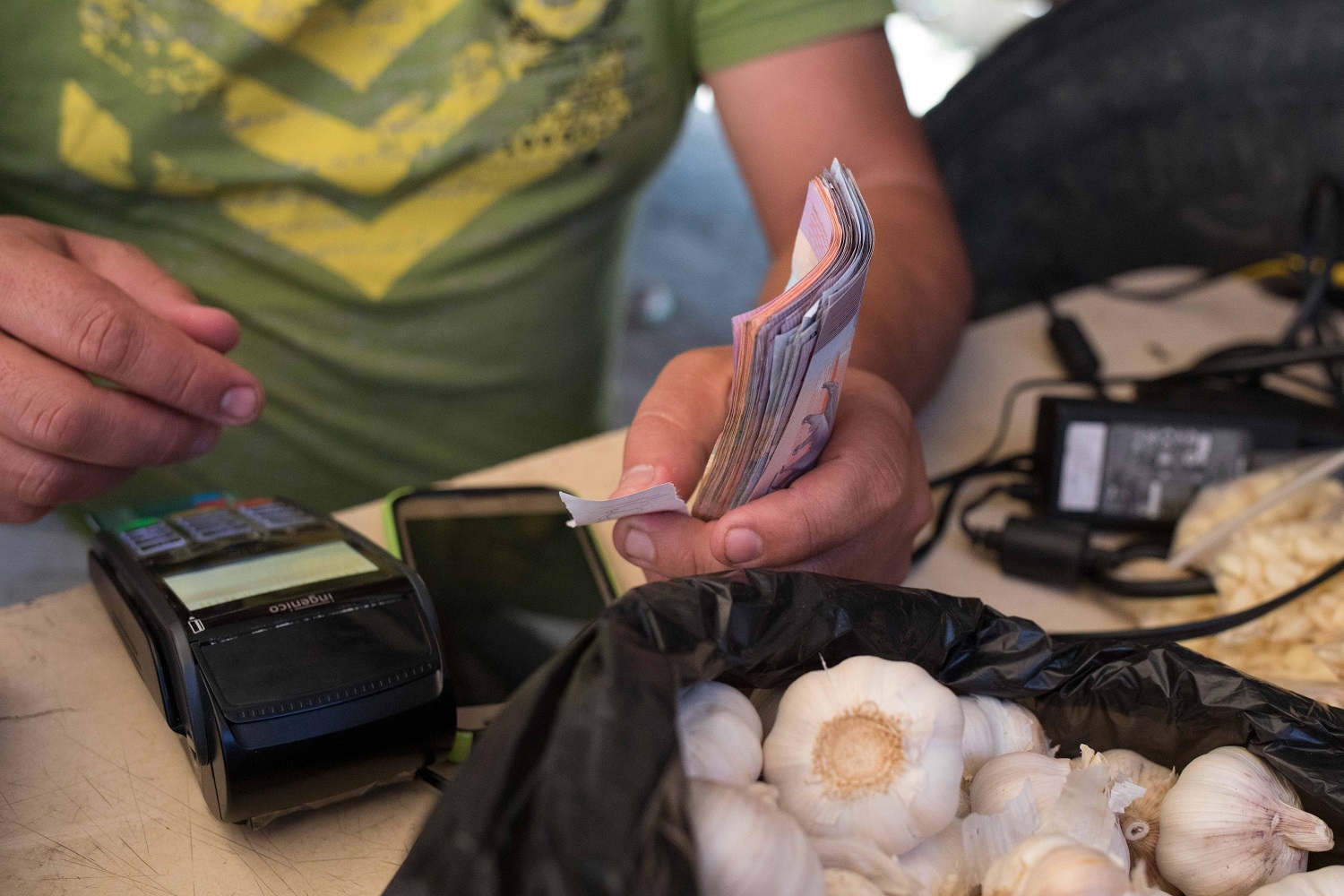 Se necesitan 900 dólares mensuales para adquirir la canasta básica familiar