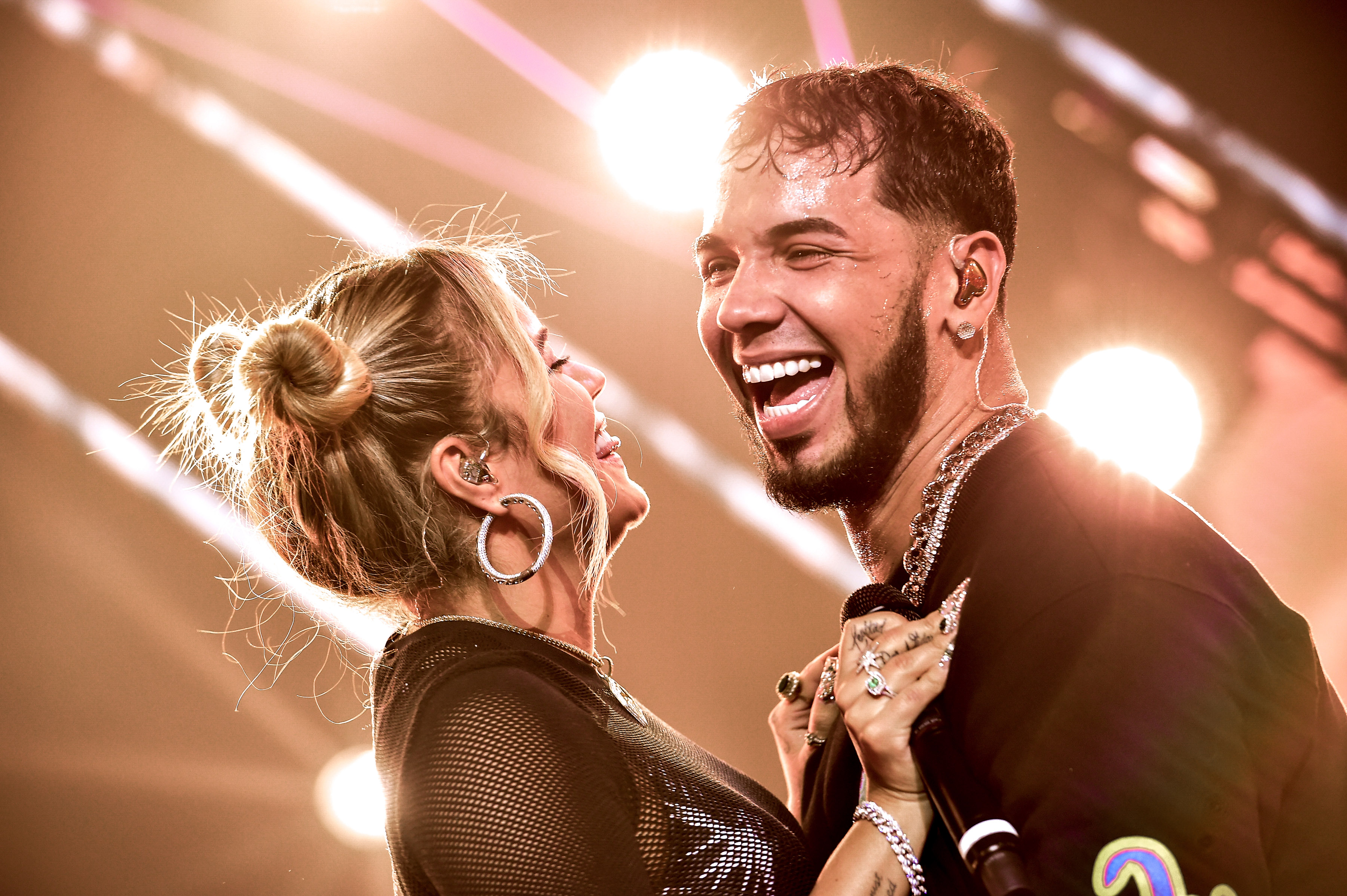 Anuel AA se tatúa la cara de Karol G en la espalda (VIDEO)