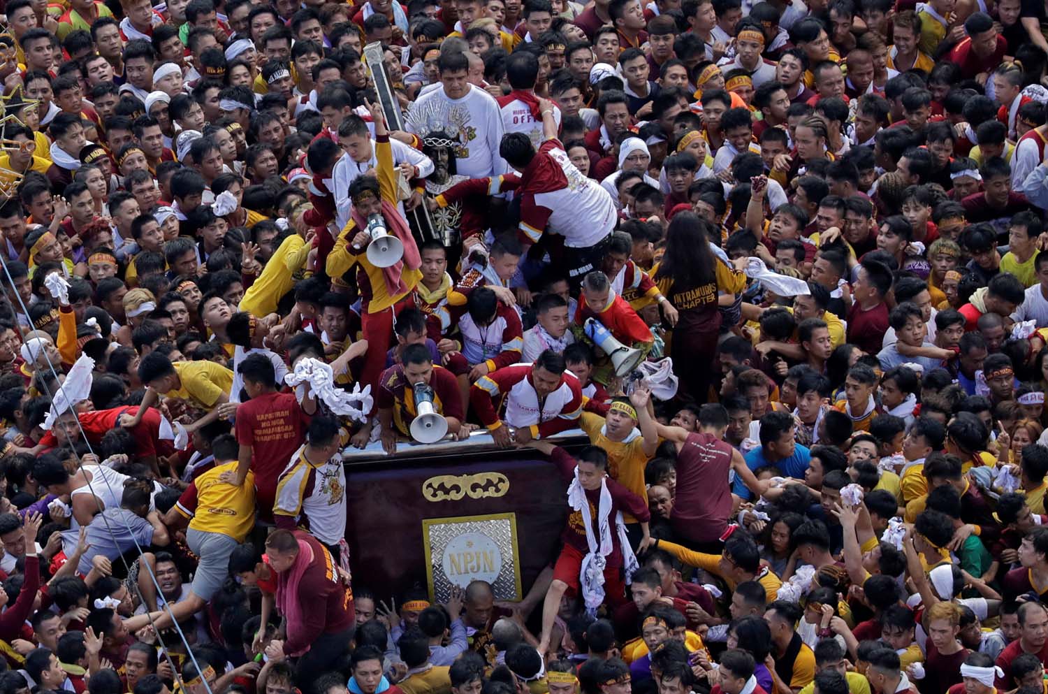 Centenas de miles de fieles acuden en Manila a la procesión del Nazareno negro (Fotos)