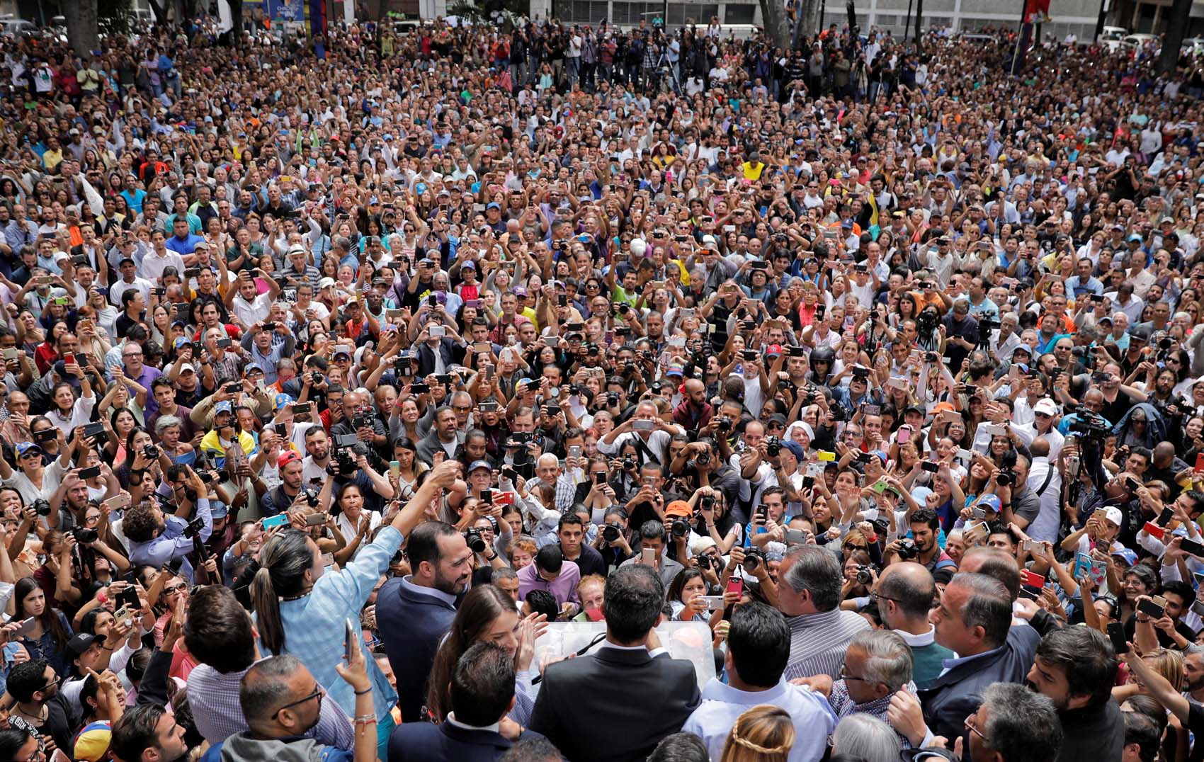 “¡Sí se puede!” gritaron los venezolanos a Guaidó en la plaza Bolívar de Chacao: Las FOTOS que recorren el mundo