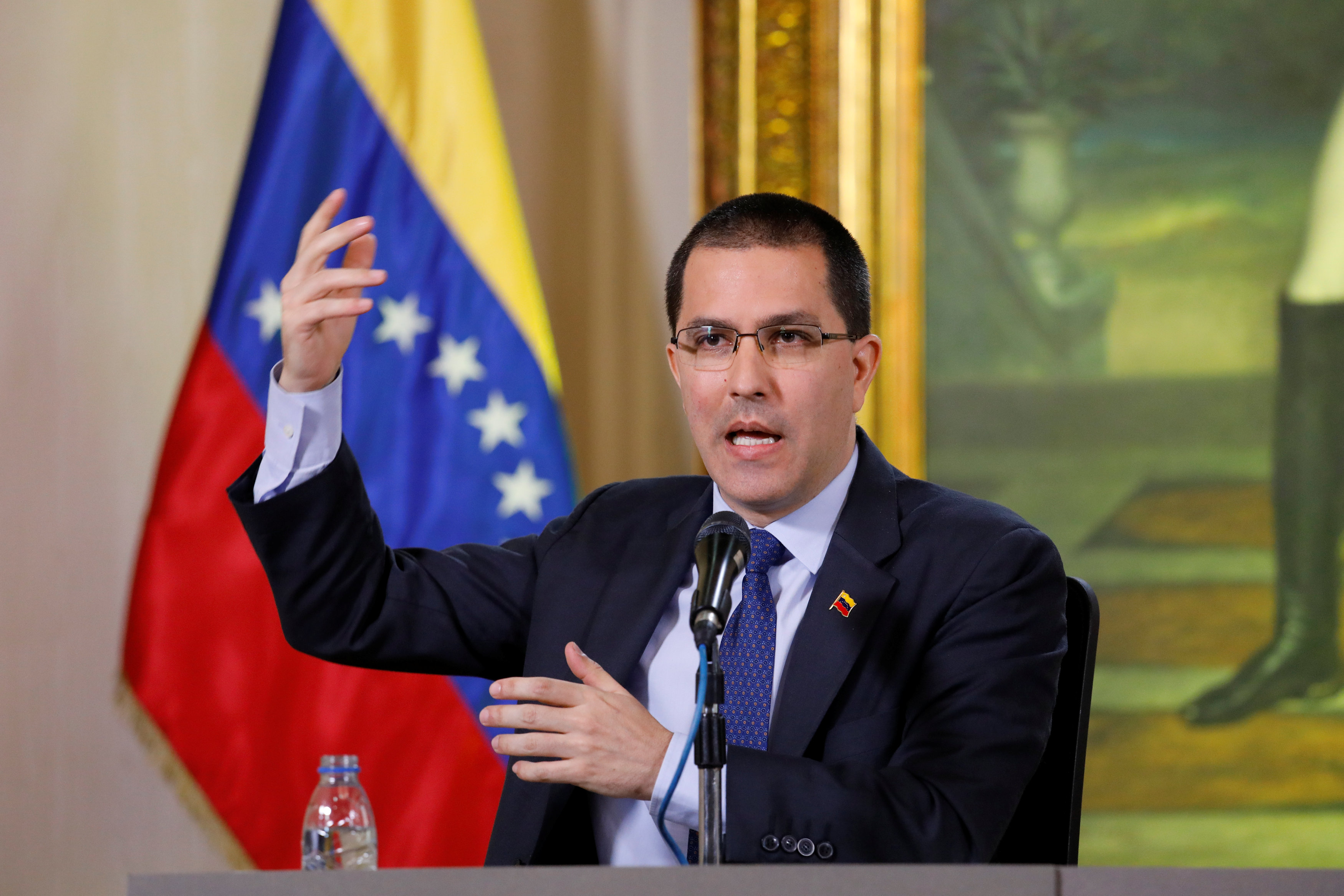 Arreaza pensaba que su entrevista sería complaciente pero se atragantó ante una pregunta obligada (Video)