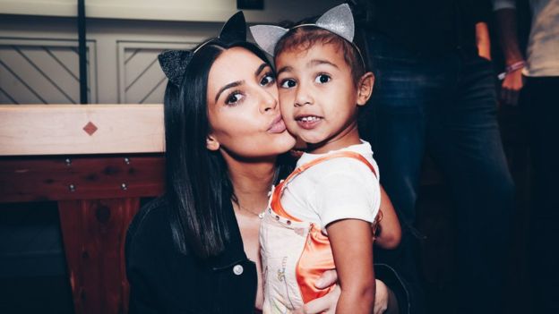 Hija de Kim Kardashian tiene su primer auto con un año de edad