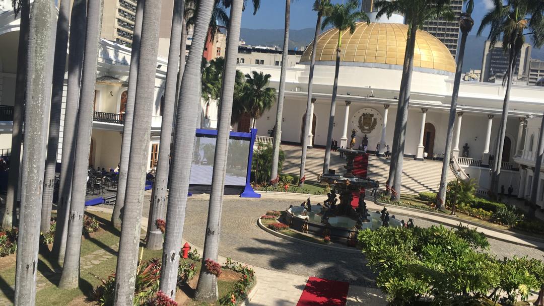 Así preparan la ANC para recibir a Maduro (Fotos + alfombra roja, rojita)