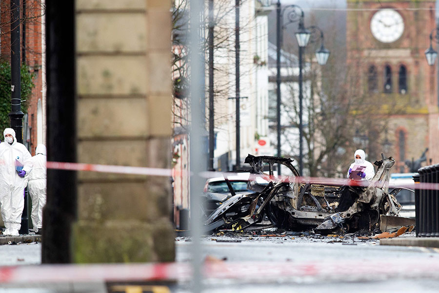 Cuatro detenidos en Irlanda del Norte tras explosión de carro bomba